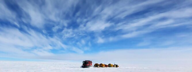 Trip Urlaubsreif beliebtes Urlaubsziel – Antarktis - Null Bewohner, Millionen Pinguine und feste Dimensionen. Am südlichen Ende der Erde, wo die Sonne nur zwischen Frühjahr und Herbst über dem Horizont aufgeht, liegt der 7. Kontinent, die Antarktis. Riesig, bis auf ein paar Forscher unbewohnt und ohne offiziellen Besitzer. Eine Welt, die überrascht, bevor Sie sie sehen. Deshalb ist ein Besuch definitiv etwas für die Schatzkiste der Erinnerung und allein die Ausmaße dieser Destination sind eine Sache für sich. Du trittst aus deinem gemütlichen Hotelzimmer und es begrüßt dich die warme italienische Sonne. Du blickst auf den atemberaubenden Gardasee, der in zahlreichen Blautönen schimmert - von tiefem Dunkelblau bis zu funkelndem Türkis. Majestätische Berge umgeben dich, während die Brise sanft deine Haut streichelt und der Duft von blühenden Zitronenbäumen deine Nase kitzelt. Du schlenderst die malerischen, engen Gassen entlang, vorbei an farbenfrohen, blumengeschmückten Häusern. Vereinzelt unterbricht das fröhliche Lachen der Einheimischen die friedvolle Stille. Du fühlst dich wie in einem Traum, der nicht enden will. Jeder Schritt führt dich zu neuen Entdeckungen und Abenteuern. Du probierst die köstliche italienische Küche mit ihren frischen Zutaten und verführerischen Aromen. Die Sonne geht langsam unter und taucht den Himmel in ein leuchtendes Orange-rot - ein spektakulärer Anblick.