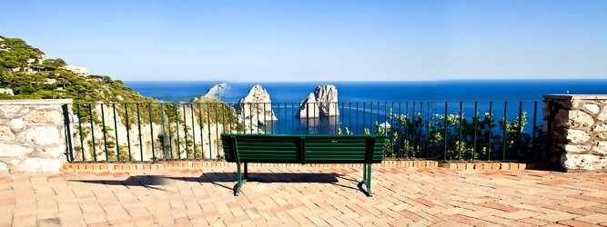 Trip Urlaubsreif Reiseland - Capri ist eine blühende Insel mit weißen Gebäuden, die einen schönen Kontrast zum tiefen Blau des Meeres bilden. Die durchschnittlichen Frühlings- und Herbsttemperaturen liegen bei etwa 14°-16°C, die besten Reisemonate sind April, Mai, Juni, September und Oktober. Auch in den Wintermonaten sorgt das milde Klima für Wohlbefinden und eine üppige Vegetation. Die beliebtesten Orte für Capri Ferien, locken mit besten Angebote für Hotels und Ferienunterkünfte mit Werbeaktionen, Rabatten, Sonderangebote für Capri Urlaub buchen.