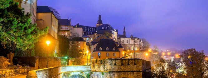 Trip Urlaubsreif Reiseland Luxemburg - Romantik pur zum Valentinstag, beschenke deine Liebsten mit idyllisch abendlicher Traumzeit in der bezaubernden mittelalterlichen Altstadt von Luxemburg. Hand in Hand spazieren, an der malerischen Flusspromenade der gemächlich träge fließenden Alzette. Die Cafés, Bars, Pubs sind lebhaft besucht, schummriges Kerzenlicht verbreitet ein wohlig gemütliches Ambiente, man genießt die Freuden des Lebens entspannt, locker, lässig. Charmant, romantisches Flair breitet sich über die sanft beleuchtete Felskulisse und Kasematten, bis hinauf zur Festungsanlage von Luxemburg. Die beliebtesten Orte für Ferien in Luxemburg, locken mit besten Angebote für Hotels und Ferienunterkünfte mit Werbeaktionen, Rabatten, Sonderangebote für Luxemburg Urlaub buchen.