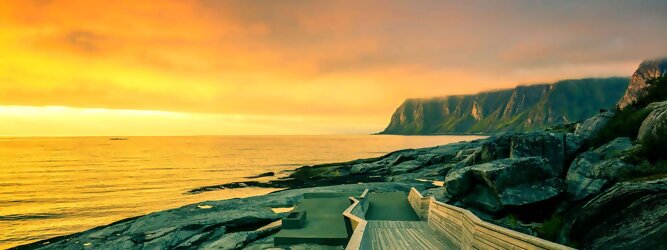 Trip Urlaubsreif Ferienhaus Norwegen – Schwindelfrei auf Preikestolen – die spektakuläre Felskanzel erhebt sich als steile Plateauklippe über dem Lysefjord. Die Aussicht über den Fjord ist atemberaubend, schwindelfrei sein ist Voraussetzung. Es lohnt sich auf jeden Fall, schon mitten in der Nacht aufzustehen, um den magischen Moment des überwältigend schönen Sonnenaufgangs mitzuerleben, grandios wie sich die ersten Sonnenstrahlen in den steilen Felswänden verfangen und die Bergmauern zum Leuchten bringen. Dieser Augenblick inspiriert zur Demut und Dankbarkeit. Die beliebtesten Orte für Ferien in Norwegen, locken mit besten Angebote für Hotels und Ferienunterkünfte mit Werbeaktionen, Rabatten, Sonderangebote für Norwegen Urlaub buchen.