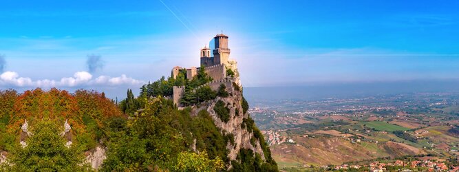 Trip Urlaubsreif Urlaubsdestination - San Marino – Hol ihn dir – den heißbegehrten Einreise-Stempel von San Marino. Nimm deinen Reisepass, besuche die örtliche Tourismusbehörde, hier wird die kleine Trophäe in dein Reisedokument gestempelt, es sieht gut aus und ist eine supertolle Urlaubserinnerung. Dieses neue Trendy-Reiselust-Souvenir passt ausgezeichnet zu den anderen außergewöhnlichen Stempeln deiner vergangenen Reisen. San Marino ist ein sehr interessanter Zwergstaat, eine Enklave, vollständig von Italien umgeben, eine der ältesten bestehenden Republiken und eines der reichsten Länder der Welt. Die beliebtesten Orte für Ferien in San Marino, locken mit besten Angebote für Hotels und Ferienunterkünfte mit Werbeaktionen, Rabatten, Sonderangebote für San Marino Urlaub buchen.